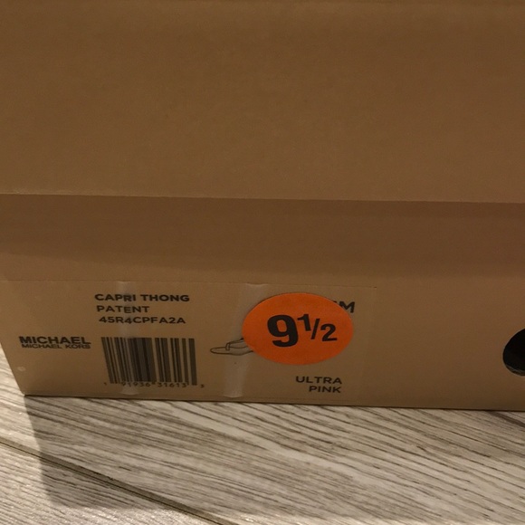 🔥Sale🔥Michael Kors Capri Thong Sandals size 9.5 - Picture 4 of 6